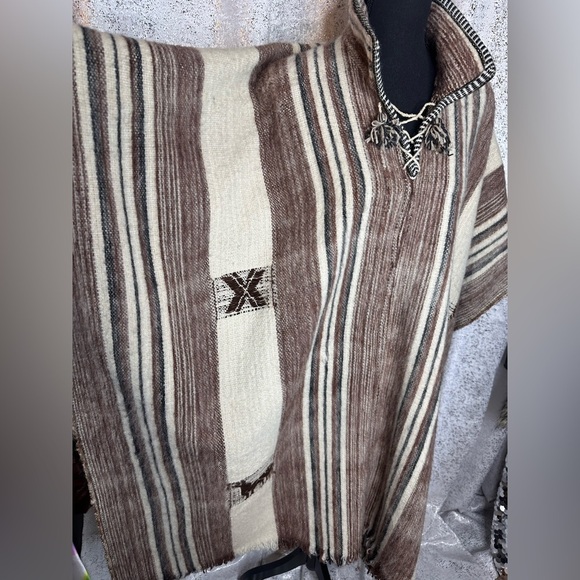 NWOT Never worn Peruvian Alpaca poncho - Picture 3 of 3
